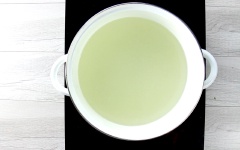 Cách nấu bao tử hầm tiêu xanh: Gọt vỏ củ sen, rửa sạch rồi cắt lát mỏng 1cm. Rửa sạch tiêu xanh. Trụng sơ 300gr xương đuôi heo với nước sôi để khử mùi hôi, vớt xương ra rửa sạch rồi cho vào nồi nấu với 2.5 lít nước cùng 1 muỗng cà phê muối. Nấu lửa lớn cho nước sôi thì bạn vớt bọt, hạ nhỏ lửa hầm 1 tiếng để lấy nước dùng. Đổ phần bao tử vừa khìa vào nồi nước dùng cùng với củ sen và tiêu xanh. Nấu cho sôi rồi hạ lửa nhỏ hầm 40-45 phút, đến khi nào bạn thấy miếng bao tử mềm nhưng vẫn giữ được độ giòn sựt.
