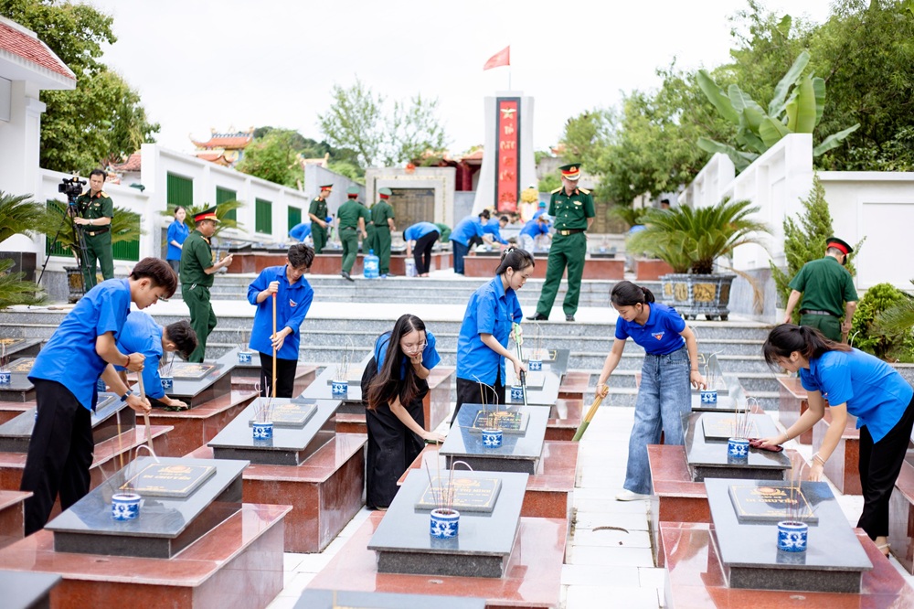 Tuổi trẻ Trường Đại học Tây Bắc triển khai nhiều hoạt động ý nghĩa nhân dịp Kỷ niệm 78 năm ngày Thương binh - Liệt sĩ (27/7/1947 - 27/7/2025)