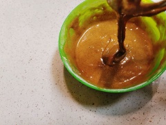Khuấy cho đến khi đường tan hoàn toàn thì rây 20g bột mì và 16g bột cà phê hòa tan vào, khuấy cho hỗn hợp quyện đều và đồng nhất. Cho nước bơ đã dun tan chảy vào hỗn hợp làm bánh madeleine, khuấy cho quyện đều.
