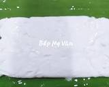 Tiếp theo,dùng cọ quét một chút dầu lên lá chuối (mặt ko gân), sau đó phết lên lá một lớp bột mỏng vừa rồi dùng muỗng dàn đều ra.