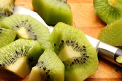 Kiwi gọt vỏ, cắt miếng nhỏ, cam bóc vỏ, tách lấy múi. Dâu tây rửa sạch, bỏ cuống và cắt làm 4.