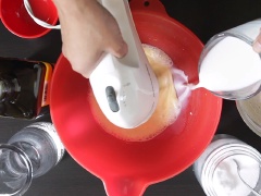 Cho bột mì, đường, muối, vào tô rồi trộn đều. Đánh tan trứng gà, nước cốt dừa, bơ trong tô khác rồi từ từ cho hỗn hợp bột vào. Dùng máy đánh đều, để bột nghỉ trong 20 phút ở nhiệt độ thường hoặc đến 2 giờ. Cho 2 muỗng canh dầu olive, 2 muỗng canh kem chua, 2 muỗng canh mù tạt vàng vào chén, khuấy đều hỗn hợp.