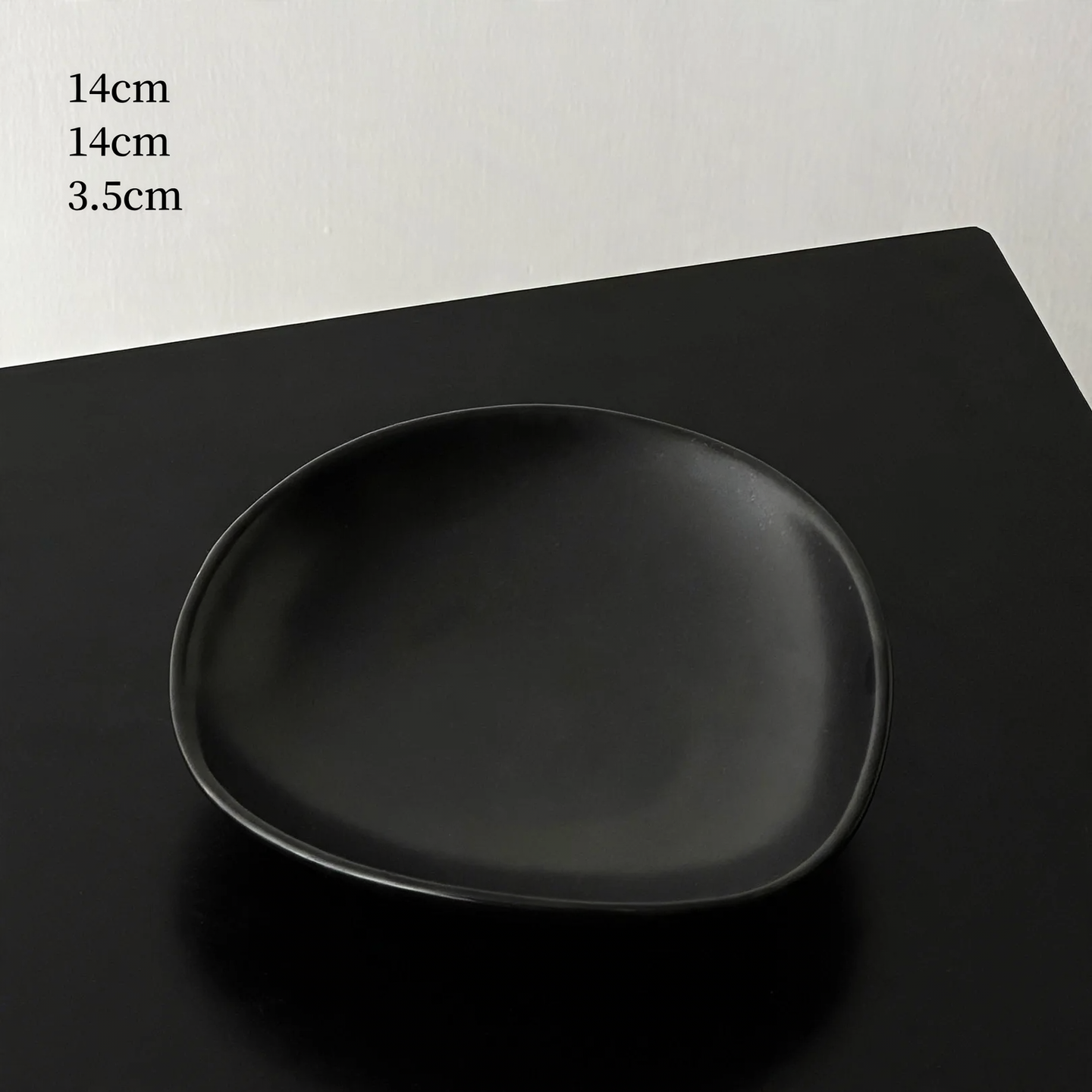Round plastic tray, cream and black