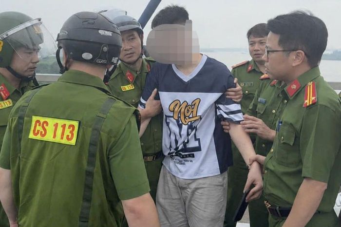 Cảnh sát ngăn cản kịp thời nam thanh niên lên cầu tự tử - Đài Phát thanh và truyền hình Hà Nội