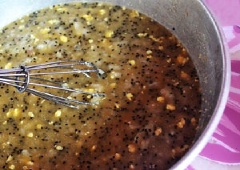 Thanh long cắt làm đôi, múc lấy phần ruột cho vào nồi cùng 2 muỗng canh nước cốt chanh, trứng gà, 1 muỗng cà phê bơ, 80gr đường trắng, khuấy đều.