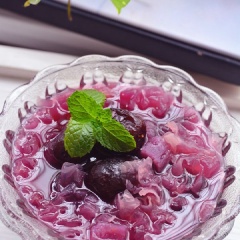 Chè nấm tuyết khoai lang tím có thể ăn nóng hoặc ăn kèm đá tùy sở thích. Món chè này vừa có tác dụng thanh nhiệt, giải độc, vừa bồi bổ cơ thể, phù hợp với những người vừa mới ốm dậy.