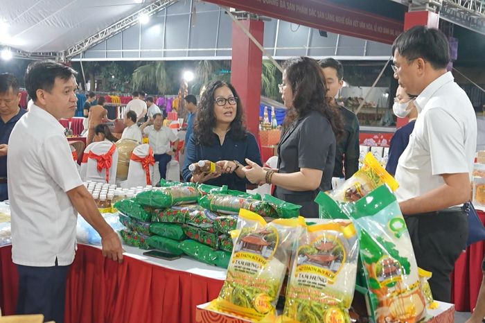 Không gian quảng bá sản phẩm làng nghề gắn kết Lễ hội Bình Đà - Đài Phát thanh và truyền hình Hà Nội