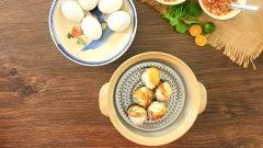 Trứng vịt lộn mua loại không quá già, cho vào nồi chế ngập nước rồi đun sôi lên, luộc 15-20 phút từ khi nước sôi. Sau đó vớt trứng vịt ra để nguội bớt. Chuẩn bị 1 chiếc tô, đặt vào 1 chiếc rây, bóc bỏ vỏ trứng vịt lộn rồi cho trứng vào đó để lọc lấy nước. Làm lần lượt cho đến hết số trứng vịt.