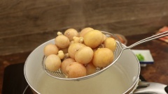 Cho 150gr trứng non vào nồi luộc sơ khoảng 2 phút với nước sôi. Sau đó vớt trứng ra cho vào tô, ướp với 1/2 muỗng cà phê muối, 1 muỗng hạt nêm, 1 muỗng canh nước tương và 1 muỗng canh sa tế tôm rồi trộn đều. Bắc chảo lên bếp, cho vào 2 muỗng canh dầu ăn, đợi dầu nóng cho vào 10gr hành tím băm, 10gr tỏi băm rồi phi thơm. Cho trứng vào xào trong 3 phút rồi tắt bếp.