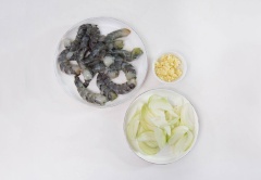 Tôm chọn những tôm chắc thịt, nên lưu ý phần thịt tôm không bị căng phồng lên, tránh mua tôm bơm tạp chất. Đem tôm rửa sạch, bóc vỏ, bỏ chỉ đen. Tỏi bóc sạch vỏ, băm nhỏ, Hành tây bóc vỏ, cắt nhỏ múi cau.