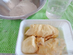 Trong tô lớn, trộn đều 150g bột mì với 300ml nước lọc, 1 muỗng cà phê muối và 20ml dầu ăn, để bột nghỉ 15 phút. Sầu riêng lấy phần thịt, nghiền nhuyễn.