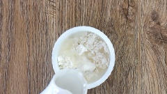 50gr bột mì pha cùng 50ml nước để làm chất kết dính cho bánh.