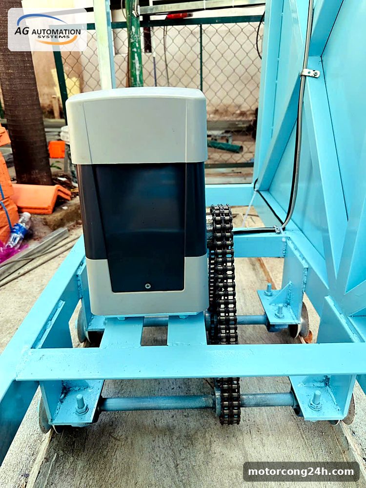 Motor cổng lùa lắp trên khung thép, bánh xe và ray nằm bên dưới cánh cổng