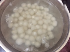 Bạn rắc một chút bột khô vào bột vừa nặn, lắc đều để chúng không dính lại với nhau. Đun sôi nồi nước, thả bột vào luộc đến khi từng viên trân châu nổi trên mặt nước thì vặn nhỏ lửa và nấu tiếp 5 phút nữa thì tắt bếp, đậy nắp ngâm khoảng 15 phút. Tiếp đó cho nước dừa, đường phèn vào nồi khác, đun sôi cho đường tan rồi để nguội. Trân châu sau khi ngâm thì đun sôi lại lần nữa và vớt ra nước lạnh để không bị dính. Vậy là xong rồi đó.