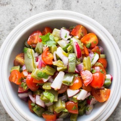 Cho salad ra đĩa và thưởng thức. Mặc dù là loài cây mọc hoang có nhiều gai góc, nhưng người dân đã chế biến được rất nhiều món ngon từ cây xương rồng. Bạn cũng làm thử cho gia đình mình thưởng thức để trải nghiệm ẩm thực miền Trung đi nhé!