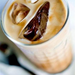 Rót cà phê sữa đậu nành ra ly và thưởng thức. Nếu thích có thể thêm chocolate tan chảy vào khấy đều, topping kem tươi hoặc ít chocolate vụn ăn kèm nhé!