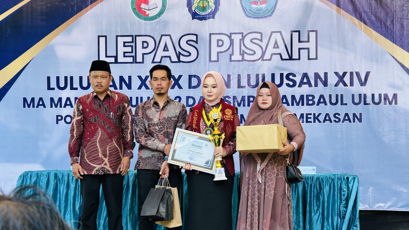 Pemberian penghargaan kepada siswi motivator 