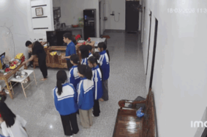 Nghẹn lòng hình ảnh nhóm học sinh lặng lẽ thắp nhang cho người bạn đã khuất - Tạp chí SaoStar