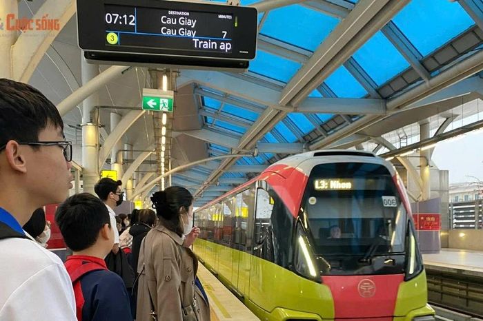 Người Hà Nội chủ động thích ứng với vùng phát thải thấp - Báo Tri thức &amp; Cuộc sống