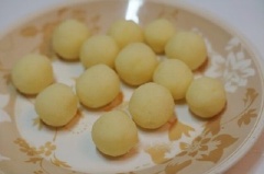 Vo hỗn hợp khoai tây thành từng viên tròn, nhỏ. Lăn qua 1 lớp mè đen, mè trắng, cho ra đĩa.