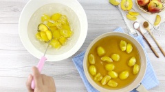 Chuẩn bị một tô nước đá, vớt đào ngâm vào tô nước đá 15 phút để giữ đào được giòn. Còn sirup đường vừa sên đào bạn để 15 phút cho nguội rồi vắt vào 1/2 trái chanh (khoảng 15-20ml nước cốt chanh) để cho vị sirup được thanh hơn.