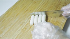 Phết một lớp mỏng dầu mè lên thớt, cho bột gạo lên trên và dùng chày giã đến khi bột mềm dẻo thì ngưng. Chia bột thành 4 phần bằng nhau, lấy một phần và nhào mềm rồi vo thành hình trụ dài nhỏ, cắt bột thành từng chiếc bánh gạo dài 5cm. Làm tương tự như vậy với những phần bột còn lại. Vậy là bạn đã xong bánh gạo rồi, cho vào tủ lạnh bảo quản khi nào dùng thì lấy ra chế biến nha.