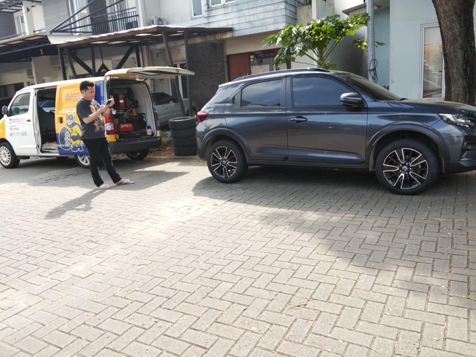 Dokumentasi Penanganan Darurat Lapangan Otomax x Otozip - Jasa Tambal Ban Mobil Panggilan Jakarta Barat 24 Jam Praktis