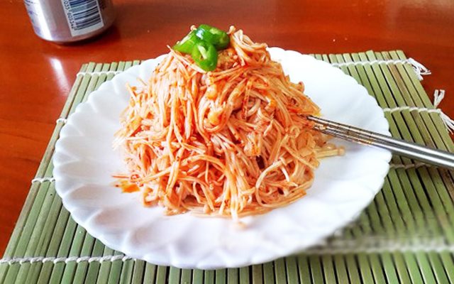 Gỏi Nấm Kim Châm Trộn Cay