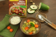 Dọn canh đu đủ ra ăn nóng cùng với cơm trắng. Đu đủ hầm mềm ngọt nước cùng với cà rốt và nấm rơm thơm ngon bổ dưỡng. Món canh chay thanh đạm và đẹp mắt này chắc chắn sẽ khiến cho bữa cơm gia đình bạn thêm phần hoàn chỉnh cho mà xem.