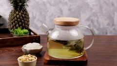 Nước trà: Ngâm 5 gói trà xanh lài túi lọc vào 700ml nước nóng 80 - 90 độ C khoảng 3 phút. Lấy phần nước trà. Nấu nước đường: Đun nóng 170ml nước, thêm vào 250g đường đun cho đường tan hoàn toàn và nước đường sôi, tắt bếp để nguội. Lưu ý: Khi đun không đảo khuấy thì nước đường sẽ bảo quản được lâu.