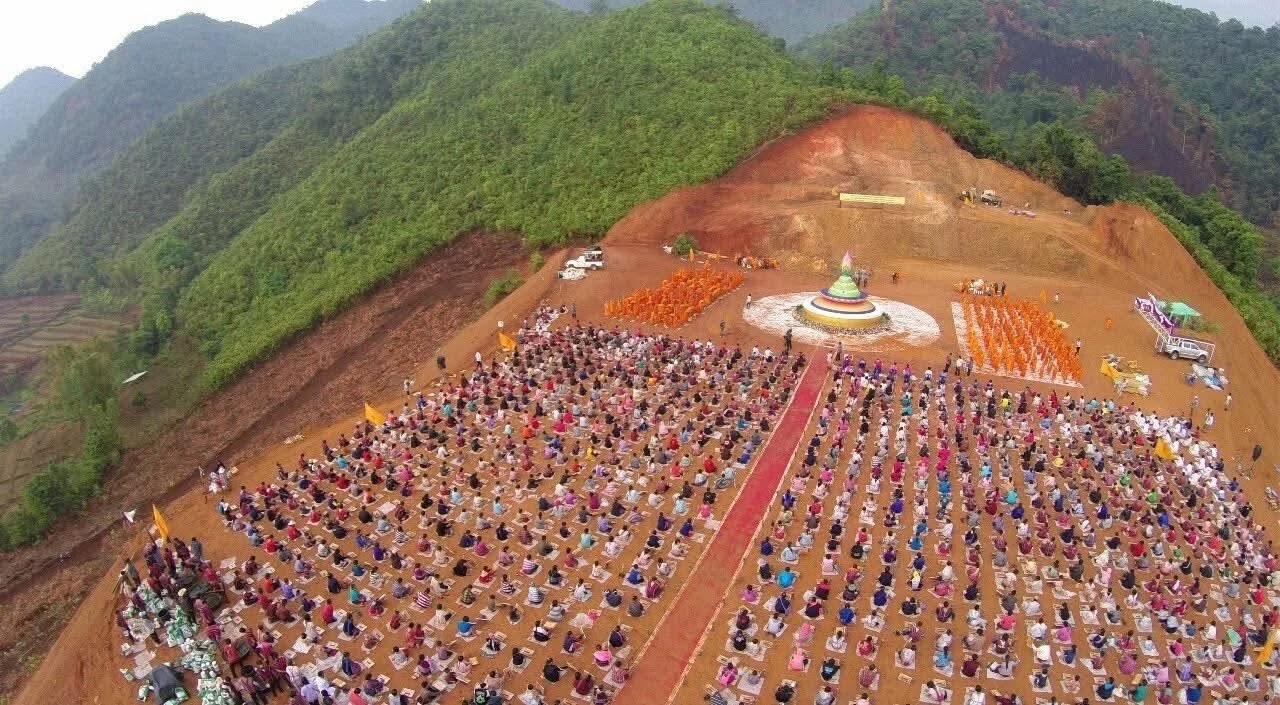 ภาพประกอบ ร่วม 2 เดือนกว่าแล้ว ที่พระภิกษุ สามเณร วัดบ้านขุน รวมทั้งพี่น้องบนดอยหลาย ๆ หมู่บ้าน ได้มาช่วยกันทำบันไดขึ้นเจดีย์น้อยดอยสวรรค์วัดแม่ขิง และทำลานเจดีย์ รวมทั้งช่วยกันเทปูนบนลานชั้
