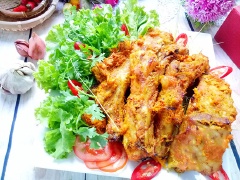 Sườn nướng nghệ với những cọng sườn béo ngon, nhiều thịt, dai ngon. Thịt nướng thơm, vàng ươm, chỉ cần trông thôi đã thấy khó có thể cưỡng lại rồi. Món này thích hợp cho các bữa tiệc nướng BBQ cuối tuần cho cả nhà.