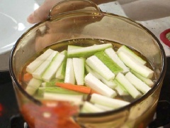 Hấp hoặc luộc bí đao, cà rốt vừa chín tới.