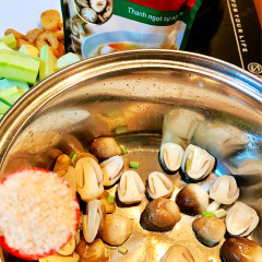 Phi thơm ít đầu hành lá băm nhỏ xào nấm nêm gia vị, cho lượng nước đủ dùng vào nấu. Nước dùng sôi hớt bỏ bọt, nêm lại vừa khẩu vị cho tiếp mướp vào đảo đều khoảng 2 phút (mướp rất mau chín), cho mì căn vào tắt bếp (hoặc khi nào ăn hãy cho mì căn vào).