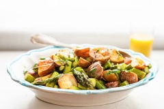 Cho salad ra đĩa, rắc ngải thơm lên và thưởng thức nha. Nếu chưa được nếm salad rau củ nướng đậm đà và thơm ngon thì hãy thử ngay món này nhé, cực kỳ thích hợp cho những ngày mát mẻ thế này đấy.