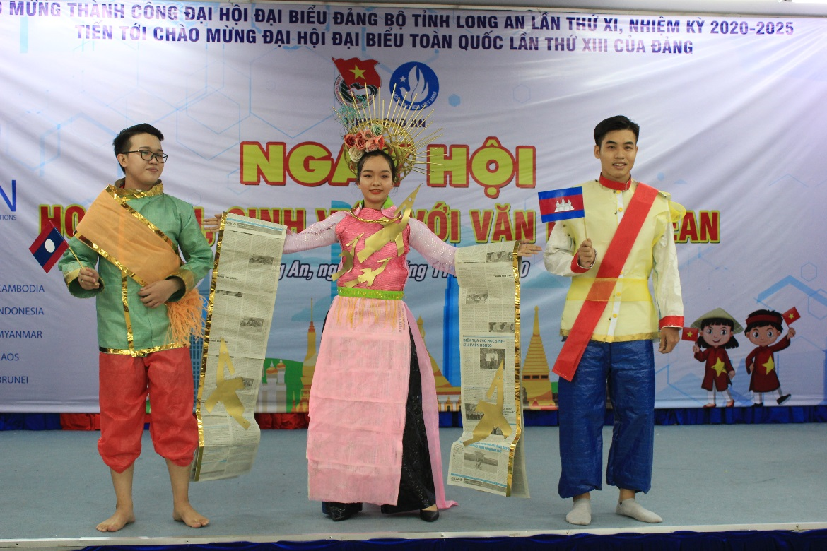 Trang phục truyền thống Campuchia, Lào và Việt Nam được đội 01 DLA thể hiện đầy ấn tượng