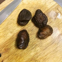 Nấm đông cô rửa sạch và thái thành từng miếng nhỏ. Tỏ bóc vỏ và thái lát, sau đó phi vàng tỏi. Bacon thái thành từng lát nhỏ.