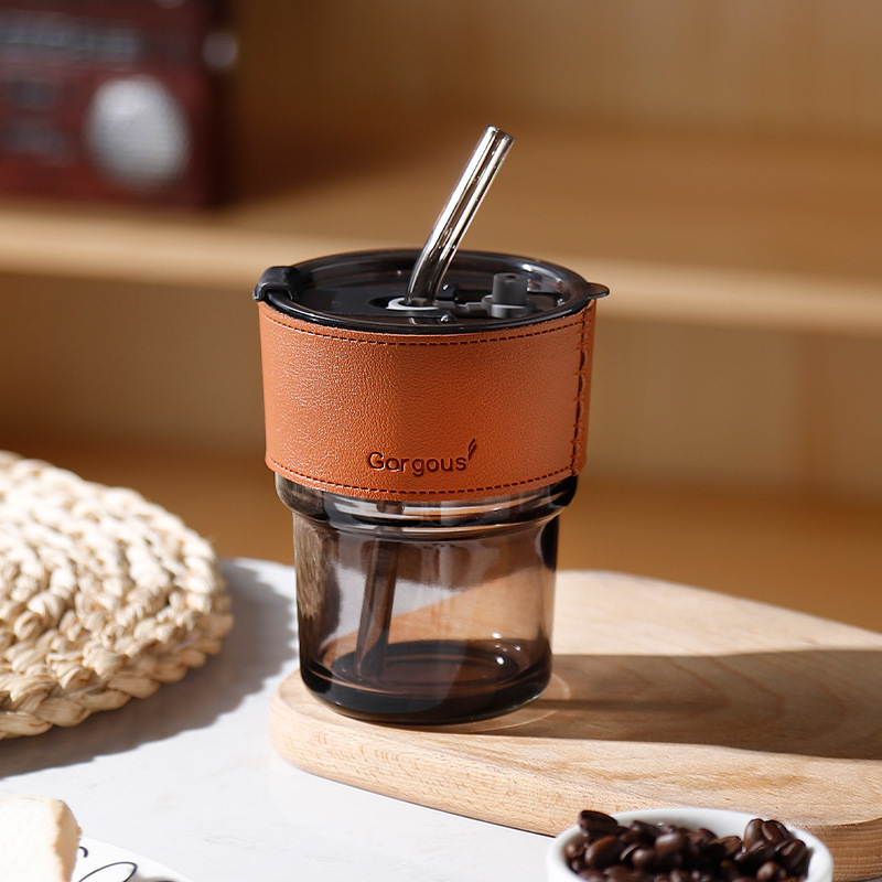 Trinkbecher aus Glas mit Trinkhalm