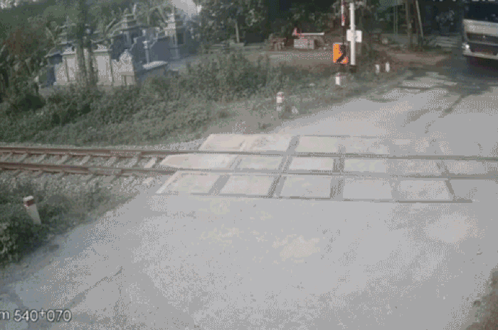 Xe đầu kéo liều lĩnh vượt qua đường sắt khi barie đang hạ xuống ở Quảng Trị - Tạp chí Thương Gia