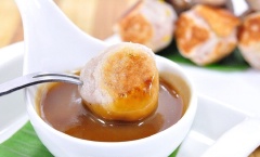 Bánh ăn nóng hay ăn nguội đều ngon. Bánh nướng xong ăn không đã ngon, nhưng chấm với sữa dừa kèm theo thì càng ngon hơn nữa.