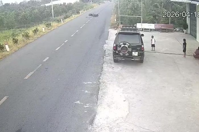 Va phải quả bóng lăn ra đường, người đàn ông đi xe máy thiệt mạng - Báo Người Lao Động