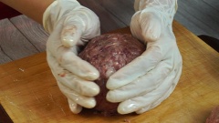 Chần sơ 50gr đậu hà lan, 50gr bắp mỹ và 50gr cà rốt. Thịt bò sau khi bỏ vào tủ đông quết lại bằng tay cho thịt thật mịn, chia thịt thành 3 phần mỗi phần khoảng 250gr. Dàn thịt mỏng trên thớt sau đó cho rau củ, trứng cút và trứng muối đã hấp vào giữa nhân, vo tròn lại.