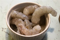 Rửa bóc vỏ, lấy chỉ lưng, rửa sạch, để ráo nước, luộc sơ tôm. Sau đó, ướp với 1/2 muỗng cà phê muối, 1/2 muỗng cà phê tiêu và 15g bột bắp.