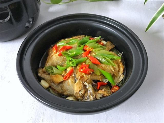 Cá Chim Chiên Sốt Nước Tương Cay Thơm
