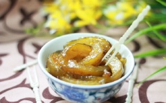 Tiếp tục sên cóc với nước đường tới khi đường cạn hết thì tắt bếp. Lấy ô mai cóc xào gừng ra đĩa, để nguội là có thể dùng được.