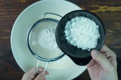 Để máy ở tốc độ thấp nhất. Chia bột làm 2-3 phần. Rây từng phần vào âu. Đánh cho hoà quyện (mất khoảng 10-15 giây để đánh sau mỗi lần cho bột). Các bạn nên rây sao cho bột phủ đều khắp mặt âu, đánh sẽ nhanh hơn.