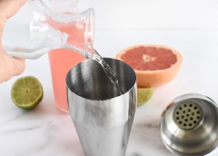 Cho 60ml ru7o57j Voldka cùng nước cốt 1 trái chanh, 400ml nước ép bưởi vào bình lắc, vắt thêm 1/2 nước từ trái bưởi vào, sau đó đậy nắp và lắc đều lên. Cho đá viên vào mỗi ly, chế nước vừa pha chế vào, trang trí thêm bằng vài lát chanh cùng bưởi và thưởng thức thôi nè.