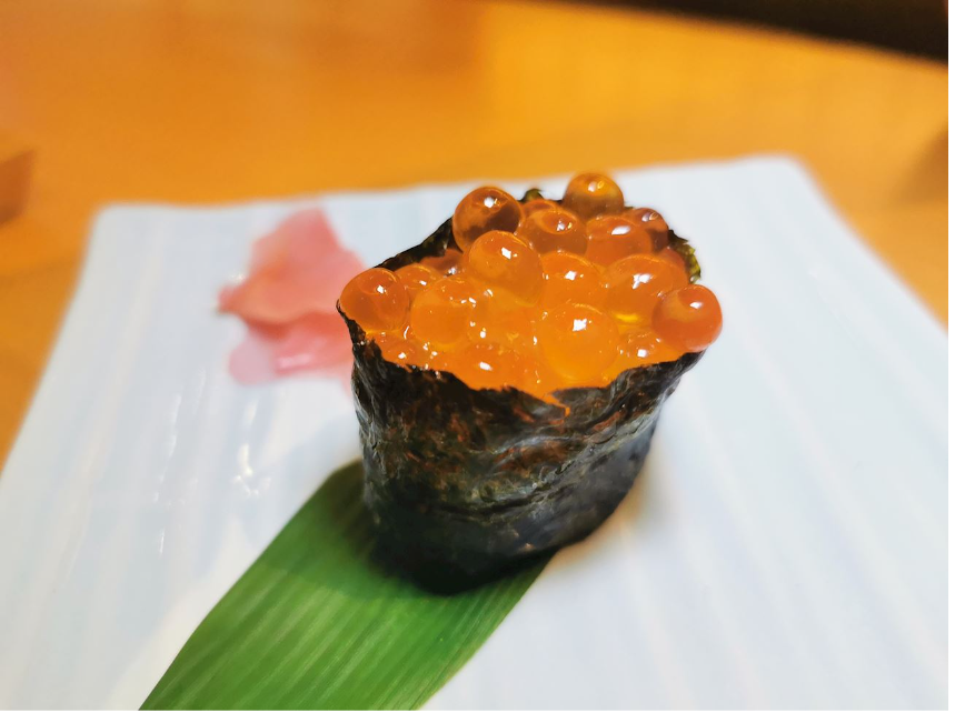 sushi cơm cuốn rong biển với topping trứng cá hồi ikura