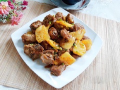 Sườn xào cùng thơm sẽ có vị chua chua, ngọt ngọt và đậm đà cực kì hấp dẫn, ăn kèm cùng cơm nóng là ngon tuyệt luôn đấy. Bữa cơm gia đình của bạn sẽ thêm phần ngon miệng hơn với món sườn xào thơm chua ngọt này đó.