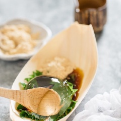 Lấy bánh ra khỏi khuôn, cho vào chén, thêm siro đường đen và bột đậu nành xay vừa ăn vào là có thể thưởng thức. (Siro đường đen và bột đậu nành thì bạn có thể mua trong các cửa hàng bán đồ Nhật Bản nhé). Miếng bánh giọt nước trong veo giòn giòn mát mát quyện với vị ngọt của siro đường đen cùng bột đậu nành thấm vào vị giác quả thực hấp dẫn vô cùng.